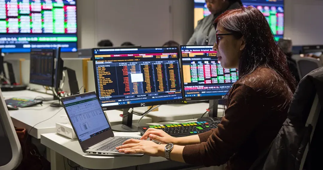 Business Lab is equipped with Bloomberg terminals, offering access to real-time financial data, news, and analytics