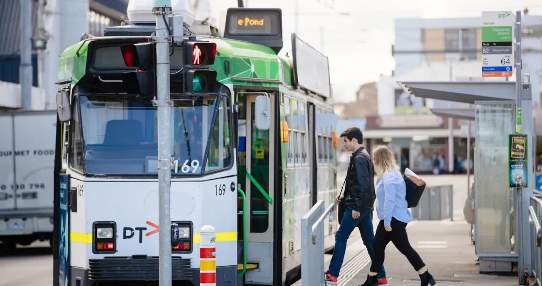 Footscray station is 10 minutes by public transportation from the city centre