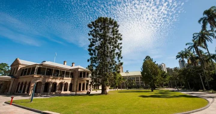 Eastern side of the Old Government House, this lawn is shaped like a kidney