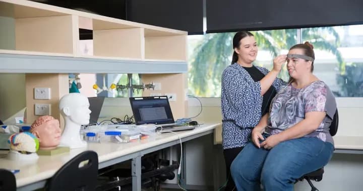 CQU Rockhampton Lab Student